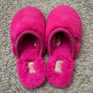 UGG WOMEN’S FLUFFETTE SLIPPERS — DRAGON FRUIT — SIZE 7 — NEVER WORN!